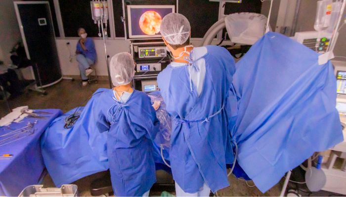  Hospital Universitário da UEPG realiza cirurgia inédita de endoscopia de coluna pelo SUS